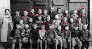 Barn på Holen skole. De markerte ble drept av de alliertes bomber den 4. oktober 1944.