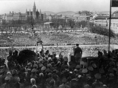 Adolf Hitler taler til 200 000 tilskuere på Heldenplatz i Wien.