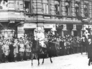 Seiersparaden den 16. mai 1918 med Mannerheim i ledelse av Den hvite armé.