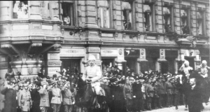 Seiersparaden den 16. mai 1918 med Mannerheim i ledelse av Den hvite armé.