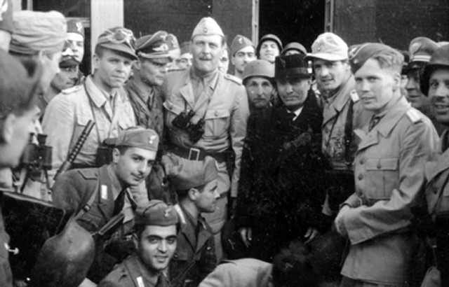 Bundesarchiv_Bild_101I-567-1503C-16_Gran_Sasso_Mussolini_vor_Hotel_ny