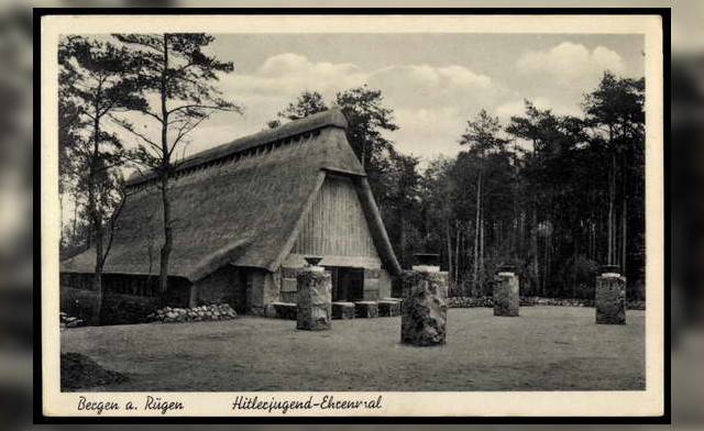 640px-Bergen_Rügen,_Blick_auf_das_Hitlerjugend_Ehrenmal