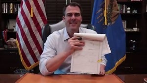 Oklahomas guvernør Kevin Stitt. Skjermbilde fra Twitter.