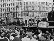 National Socialist Movement holder et stort antijødisk møte på Trafalgar Square