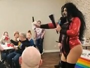Dragqueen skåler foran barn: «Hurra for de som slikker oss der vi tisser»