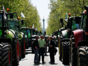 Bønder sperrer motorveiene til Paris