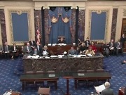 Tente på seg selv utenfor rettsaken mot Trump