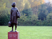Anne Frank-statue i Amsterdam har nok en gang blitt pyntet
