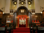 Politikk og kjærlighet til Israel når rabbinere forkynner https://unsplash.com/photos/brown-wooden-chairs-inside-church-Ad2cmI2dEIs