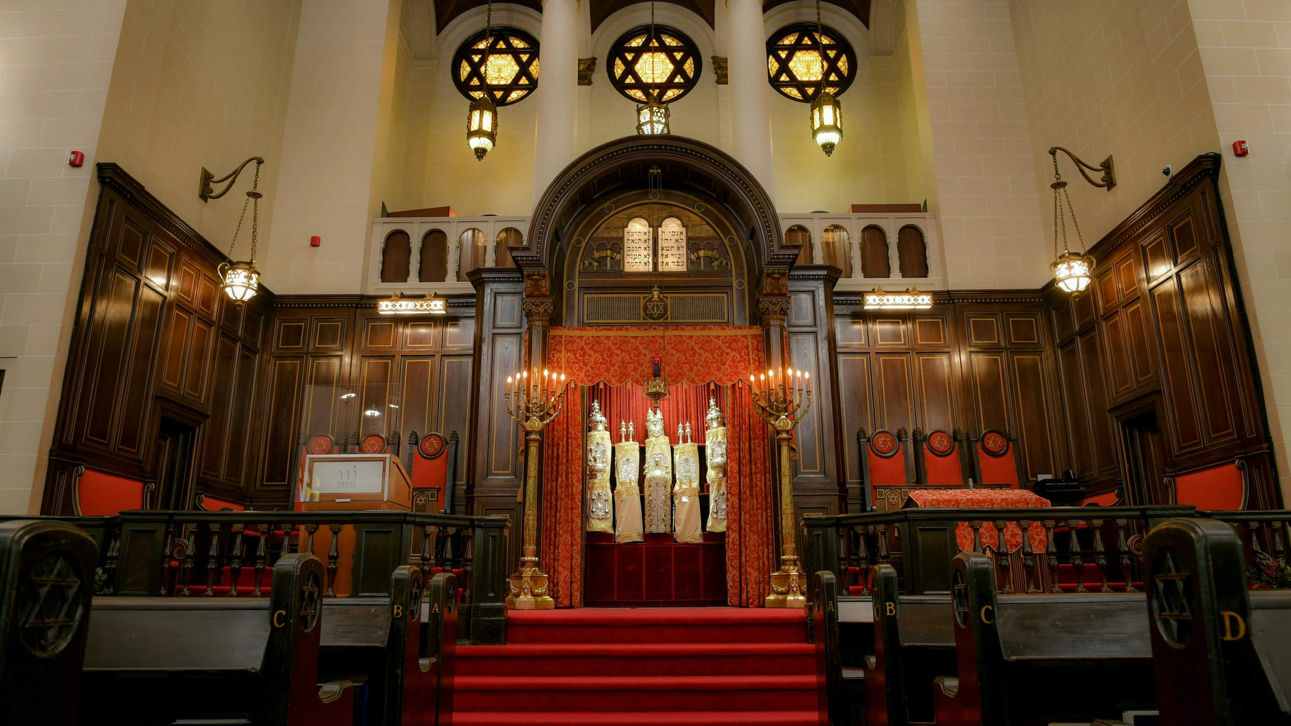 https://unsplash.com/photos/brown-wooden-chairs-inside-church-Ad2cmI2dEIs
