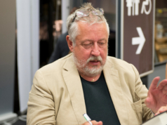 https://upload.wikimedia.org/wikipedia/commons/0/02/Leif_GW_Persson_Bokmssan_2013_1.jpg