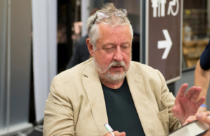 https://upload.wikimedia.org/wikipedia/commons/0/02/Leif_GW_Persson_Bokmssan_2013_1.jpg