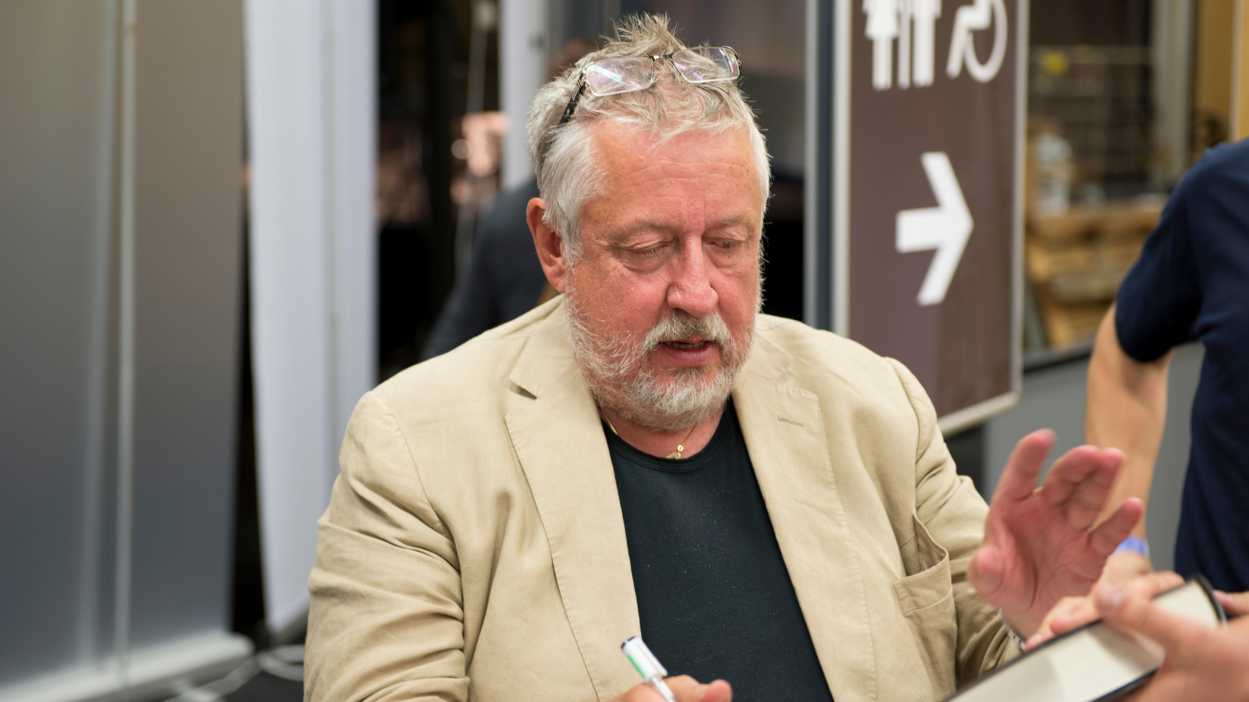 https://upload.wikimedia.org/wikipedia/commons/0/02/Leif_GW_Persson%2C_Bokm%C3%A4ssan_2013_1.jpg