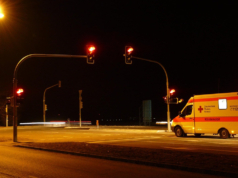 https://pixabay.com/sv/photos/trafikljus-rd-ambulans-vgtrafik-49698/