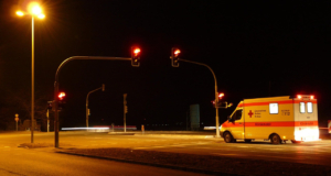 https://pixabay.com/sv/photos/trafikljus-rd-ambulans-vgtrafik-49698/