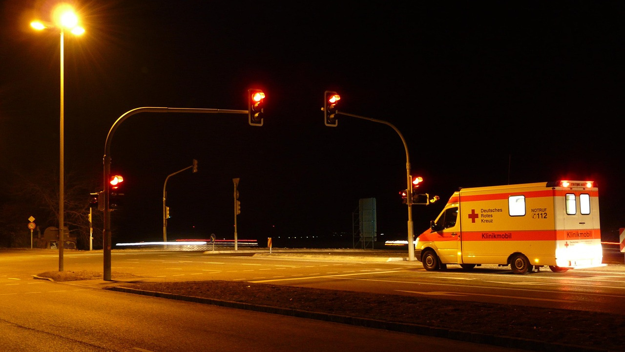 https://pixabay.com/sv/photos/trafikljus-rd-ambulans-vgtrafik-49698/