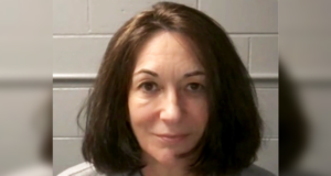 https://upload.wikimedia.org/wikipedia/commons/8/8c/Ghislaine_Maxwell_MDC_mug_shot.webp