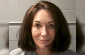 https://upload.wikimedia.org/wikipedia/commons/8/8c/Ghislaine_Maxwell_MDC_mug_shot.webp