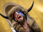 Q-sjamanen raser: – Fuck Israel! Fuck Donald Trump!