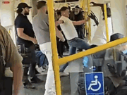 Stoppet rasefremmed blotter i London – anklages for mishandling https://www.standard.co.uk/news/crime/btp-tube-passengers-arrest-naked-man-upton-park-london-b1242388.html