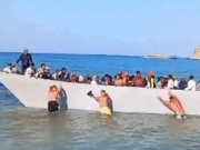 Grekere dyttet båt med afrikanere bort fra øyen sin https://x.com/NIKSOTIROPOYLOS/status/1967804459557458145