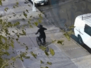 New York: Mann vandaliserte jødisk skole iført ortodoks hatt https://nypost.com/2025/11/05/us-news/fedora-wearing-bicyclist-who-scrawled-swastikas-at-nyc-yeshiva-caught-on-video/