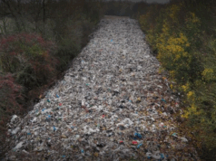 Enormt søppelberg truer med å forgifte britiske elver https://youtube.com/shorts/FTpssT3fN5E?si=HqAIbfsx2pWDQehm