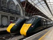 Ti personer innlagt på sykehus etter knivangrep på britisk tog