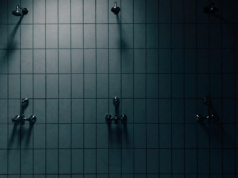 England: Flere overgrep med menn i kvinners garderober https://unsplash.com/photos/gray-shower-stall-yKqF8nuKPH8