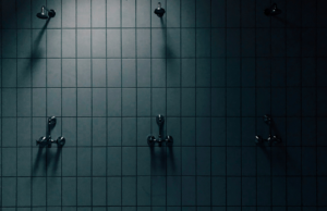 England: Flere overgrep med menn i kvinners garderober https://unsplash.com/photos/gray-shower-stall-yKqF8nuKPH8