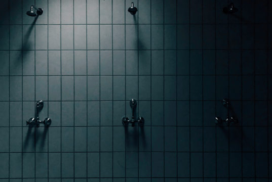 England: Flere overgrep med menn i kvinners garderober https://unsplash.com/photos/gray-shower-stall-yKqF8nuKPH8