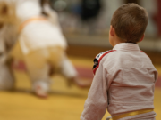 Israelske judoutøvere diskvalifisert – skylder på antisemittisme https://unsplash.com/photos/child-in-pink-long-sleeve-shirt-and-yellow-pants-standing-on-brown-wooden-floor-9XXvHgAcJpg