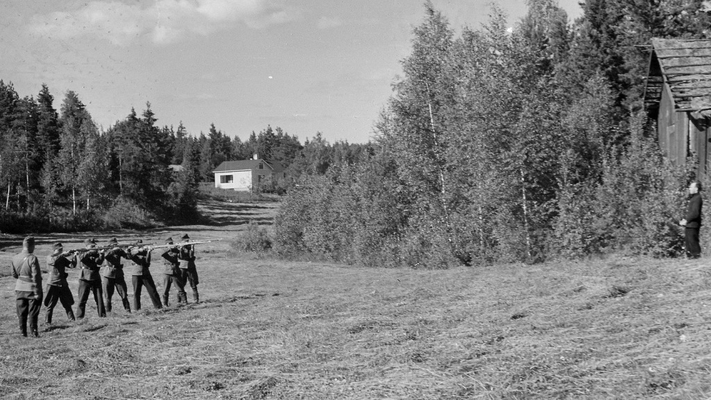 https://commons.wikimedia.org/wiki/File:Same_Soviet_Infiltrator_facing_firing_squad.jpeg