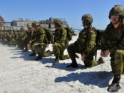 Mangfold skaper konflikter innen Canadas militær https://commons.wikimedia.org/wiki/File:US_Navy_090424-G-6464J-013_Canadian_soldiers_set_a_perimeter_position_after_disembarking_a_U.S._Navy_landing_craft_during_a_simulated_amphibious_landing.jpg