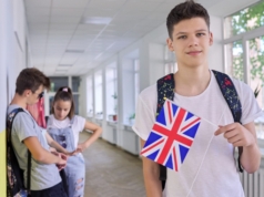 Ny britisk læreplan hevder at bare hvite mennesker kan være rasister