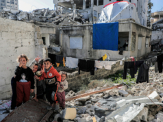 Hamas oppløser regjeringen i Gaza https://unsplash.com/photos/a-group-of-people-standing-next-to-a-pile-of-rubble-703Sobdug5o